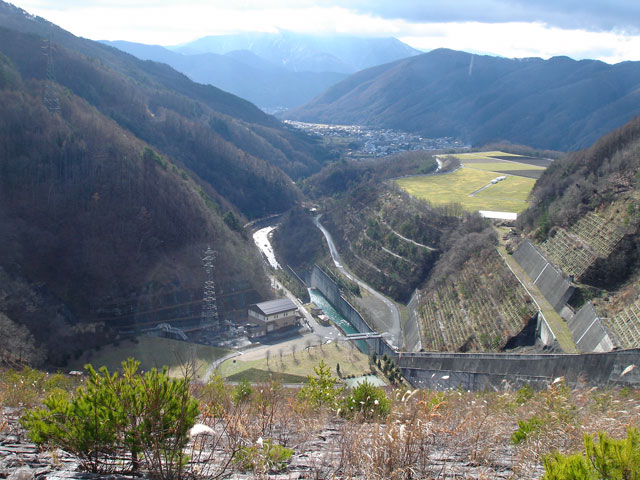 味噌川ダム,天端,ロックフィル,木曽駒ヶ岳
